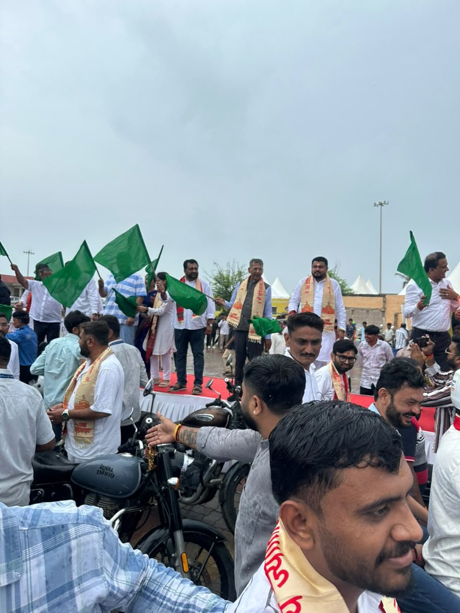 Rameshvtilara's tweet photo. માનનીય પ્રધાનમંત્રી શ્રી નરેન્દ્રભાઈ મોદી સાહેબના જનસેવા અ૨૫ વર્ષ પૂર્ણ થવાના અવસરે ગુજરાતના યુવાનો દ્વારા આયોજિત ભવ્ય “સેવા યાત્રા”નો આજે પવિત્ર સોમનાથ ધામથી પ્રારંભ કરાવ્યો. https://t.co/E1vVKXIAPM