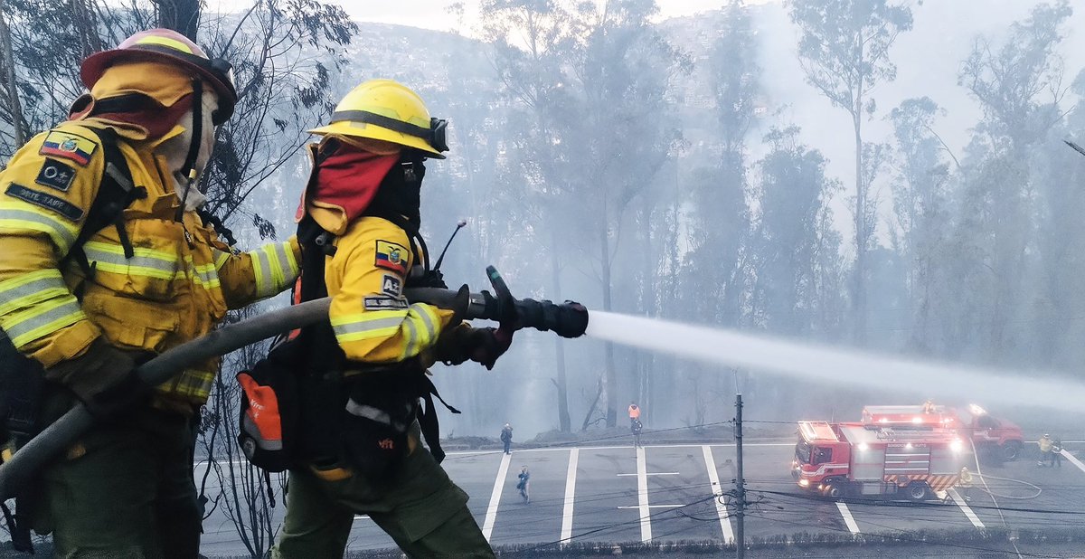 ECardenasVarela's tweet photo. Cerramos este domingo con dos incendios forestales que afectaron a los sectores de Catzuquí de Moncayo y La Vicentina/Itchimbía, pero también a gran parte del norte y centro norte de la ciudad por el humo y material de combustión que se dispersaron por el ambiente.

Las dos emergencias tuvieron una respuesta inmediata de nuestros equipos por tierra y aire, pese a la complejidad de los terrenos y las condiciones climáticas. Es importante mencionar que, para el combate de incendios no solo utilizamos agua, también construimos líneas de defensa y buscamos barreras naturales para optimizar nuestros recursos.

Afortunadamente, en ninguna registramos personas afectadas; sin embargo, si se contaminó una infraestructura deshabitada en La Vicentina/Itchimbía. 

Lamentablemente, estos eventos están siendo muy reiterativos. Tenemos una época de verano bastante complicada, y más que nunca es importante contar con la responsabilidad y compromiso de todos, evitando cualquier tipo de quema, para cuidar nuestra ciudad. 

#BomberosQuito
#JuntosContraElFuego