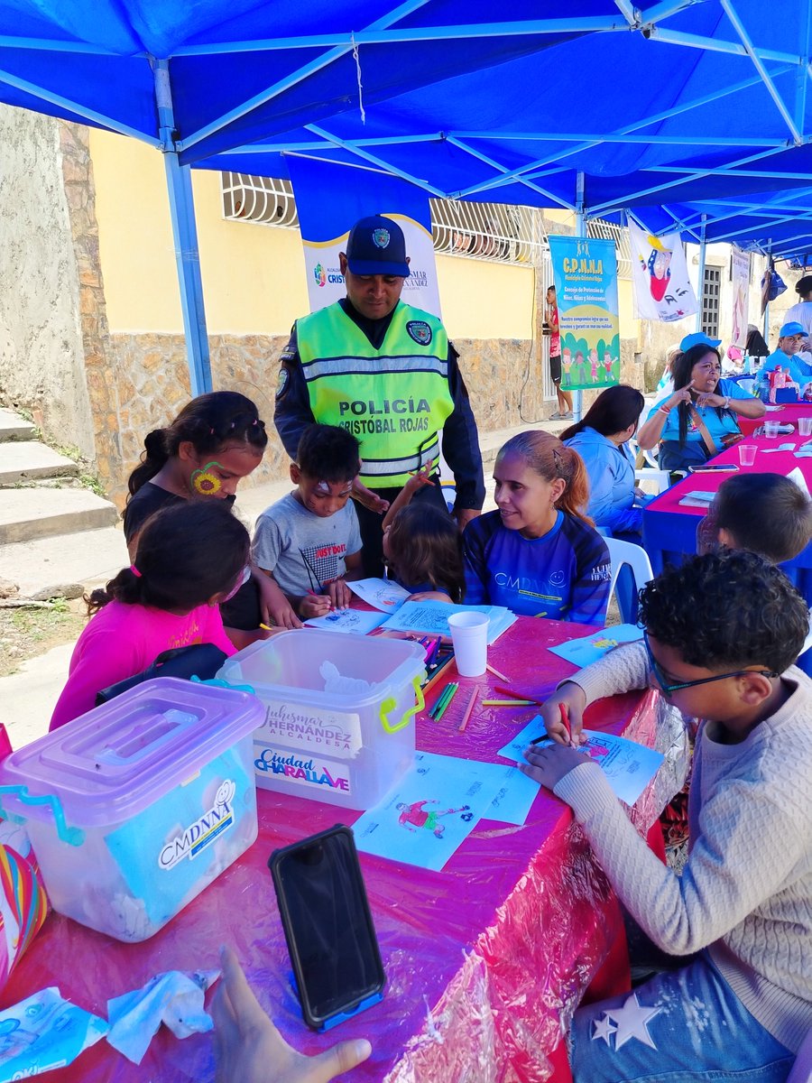 pcristobalrojas's tweet photo. || Reafirmando el compromiso de estar siempre al servicio del pueblo y acompañar las políticas de bienestar colectivo, funcionarios del CPMBCR participaron activamente en las jornadas de atención social integral desplegadas en las comunidades de Madosa y Caujarito. https://t.co/hve9PgqSsb