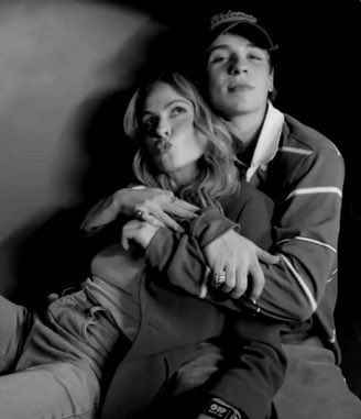 tuitahahn's tweet photo. pov: aquele casal que teve que escolher um lado após o término de amigos próximos https://t.co/qasK1Edr8D