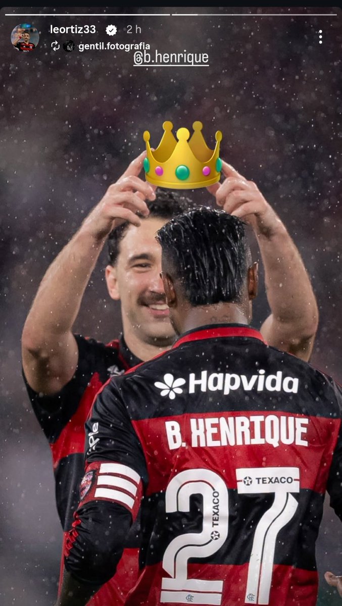 albvicsz's tweet photo. leo ortiz colocou um emoji de coroa na foto do fotografo menino especial demais https://t.co/9u5J6UcL39