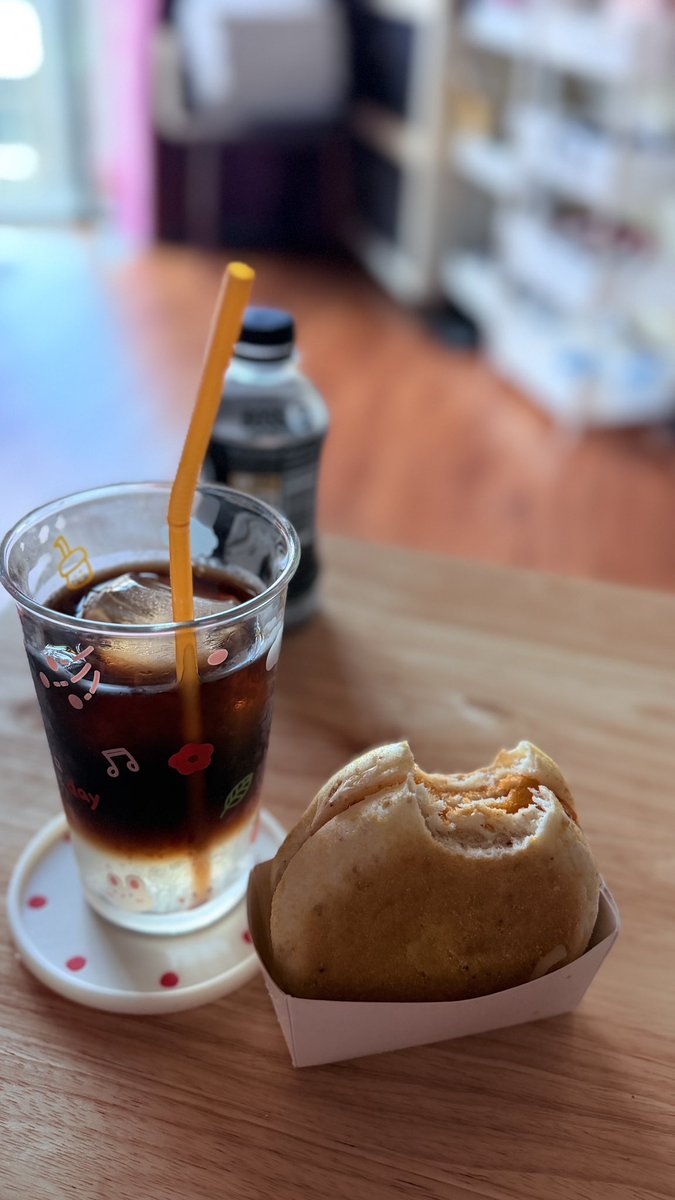aum_rlxzone's tweet photo. กาแฟหนึ่งแก้ว ขนมหนึ่งชิ้น และกำลังใจเต็มร้อย ☕️🤎
เริ่มต้นวันด้วยความคิดดี ๆ เพราะทุกเช้าคือโอกาสให้เราเริ่มใหม่
เหนื่อยก็พัก ผิดหวังก็เรียนรู้ แล้วค่อยเดินต่อ
ขอให้วันนี้เป็นอีกวันที่เรายิ้มได้กับสิ่งเล็ก ๆ
พลังงานพร้อม พลังบวกพร้อม ไปใช้ชีวิตกันค่ะ 💪🏻 https://t.co/mxtcyP0zQv