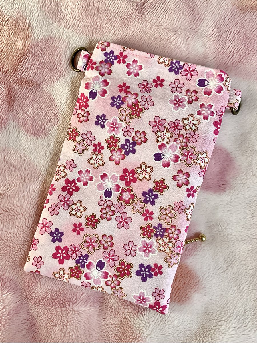 SatoPON_HM's tweet photo. コインスルー財布付きスマホポーチ縫いました🪙📱
参考：*Baby&amp;Kids* Handmade 様
ショルダーストラップ付けてイベントでめっちゃ便利だった✌️ https://t.co/z9blbwFjPh