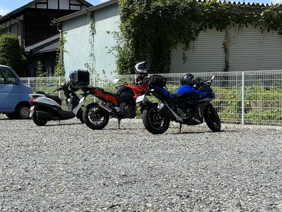 DeguWorks's tweet photo. 近所のVストローム250SX乗りの方とツーリング🏍️
たまたまアイス🍨の看板を見つけて休憩 https://t.co/5N3Rqk67kX