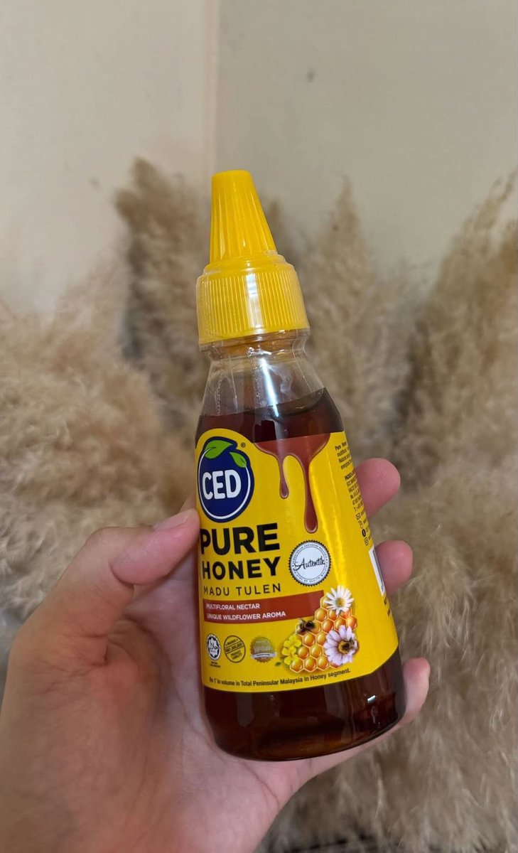 RosyAlya90's tweet photo. I pun baru tahu wehh. KORANG NAMPAKKK TAK LOGO AUTENTIK DEKAT BOTOL TU? 😳😳

Logo tu maksudnya KKM iktiraf CED ni Madu Tulen tanpa campuran gulaaa. I memang prefer this brand ✨ so kalau nmpk dekat rak pasaraya teruss grabbb 🤌🏻 https://t.co/0w18viSQFm