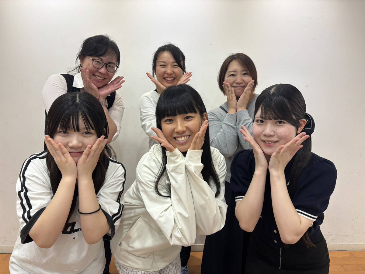 yws_brass's tweet photo. 【ブログ更新】
担当:みお(クラリネット)
・今日はマエストロがお休みなので、団長の鬼レッスン👹
・パンフレットに掲載する企画係の写真を撮りました📸
・先週の合宿から小顔ポーズが流行っているみたいです🤭
#YWS 🤤
https://t.co/D692BNaWzT https://t.co/Vo3vv25Vru