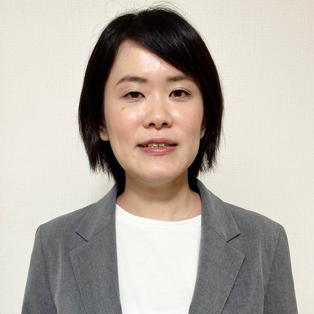 konamina_writer's tweet photo. 【プロフィールアイコン変えました】
イメージコンサルの方に、似合う色を診断、似合う服をお買い物同行、ヘア・メイクチェンジ、写真撮影まで、イメチェンしました💖✨
ご紹介いただきました池田さん( @megunon3 )ありがとうございます！

こちらの診断は、白人に合わせたパーソナルカラー診断などとは違い、日本人の黄色人種に合わせた#アルファ式　という診断です。

イエベ・ブルベ・春夏秋冬などに当てはめずに診断を行います。数100通り以上あったり新たな結果が出たり😳

パーソナルカラー診断を受けても、垢抜けない・顔が暗い状態でした。
交流会に参加する機会もあり、仕事云々の話が一番大事だけど、ちゃんと身なりを整えなければ。結局見た目を整えないと、話が頭に入って来ないんですよね💦

アルファ式は以下の人にオススメ🫶

🔸パーソナルカラー診断を受けたけど垢抜けない方
🔸メイクを重ね塗りしたくない方
🔸自分の似合う色・服・ヘア・メイクを知りたい方
🔸服やメイクを断捨離したい方
🔸将来無駄遣いせずに節約したい方
🔸周りにほめられたい方
🔸自分に自信を持ちたい方
🔸これから経営者に会ったり、商談したりする機会が増える方

男性も大歓迎です🙆
受けてみたいなって思う方は、私にDMでご連絡いただけますと、説明会と個別相談が無料で受けられます！勧誘は一切ありません🙇‍♀️

東京で診断を行いますが、全国各地から申し込みがあるようです💡

一度、自分の容姿を振り返ってみませんか？

お買い物同行中にランチした際、商品の売り方や美容の話も聞けて楽しかったです🥰

いい出会いがありますように🩷

①旧プロフィール
②before
③after