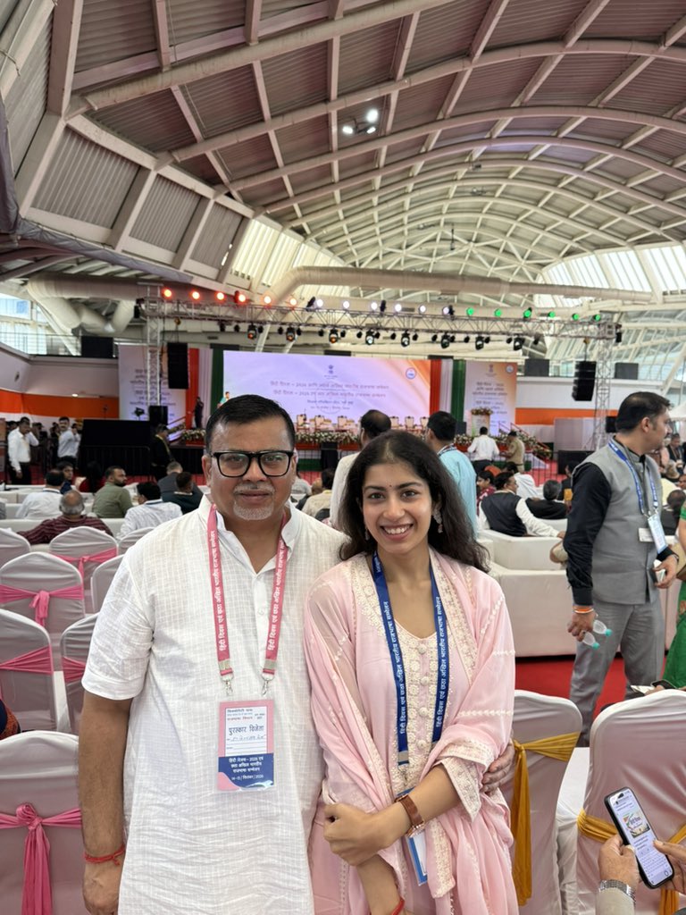 DrVNMishraa's tweet photo. राष्ट्रीय राज्यभाषा सम्मान २०२६ प्राप्त करने के लिए मैं बिटिया सैंग पहुँचा मुंबई https://t.co/7snwecoceH