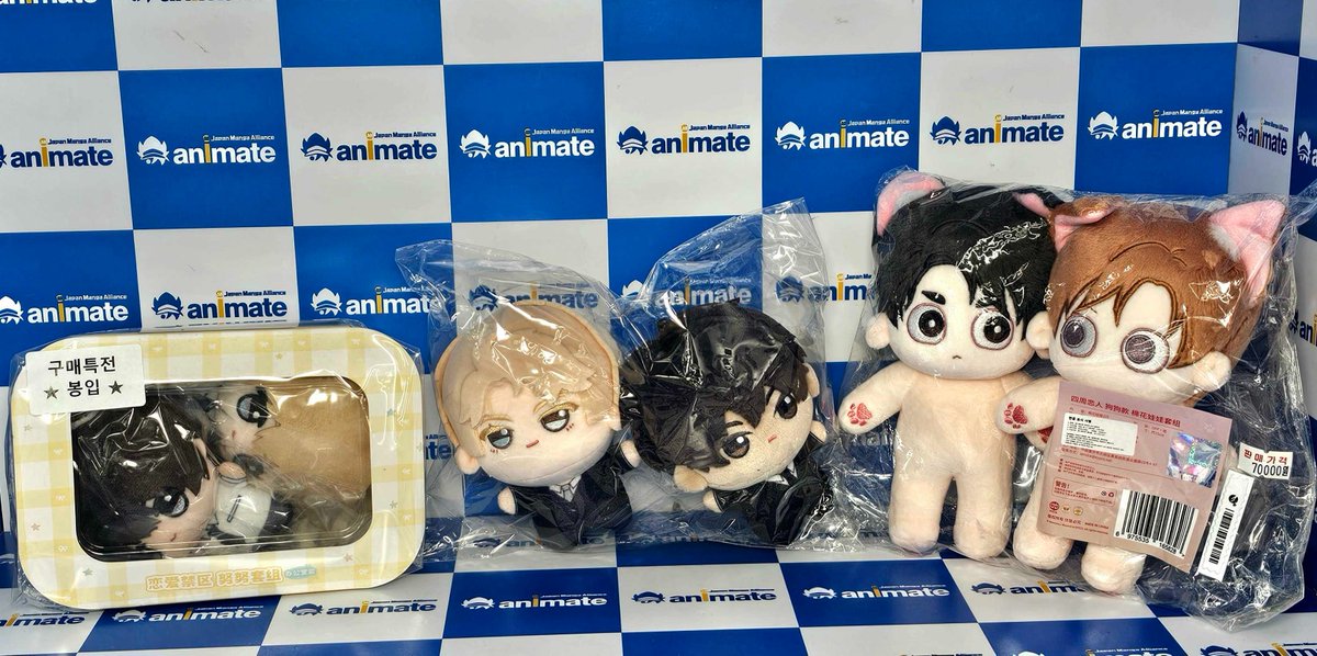 animate_hongdae's tweet photo. 【추천상품🎁/ #굿즈】

#연애제한구역
「나한테 대체 뭘 원해서 나만 그렇게 괴롭히냐 말이야」

애교 많고 인간관계도 원만하지만 애인 복🍑은 없는
입사 1년차 병아리🐣회사원 '이은겸'
그런 은겸 앞에 나타난 팀장 '한지혁'
이상형🌟이지만 틈만 나면 사람 속을 뒤집는다⁉️

#코드네임_아나스타샤
「권택주, 러시아로 가게. 어서 가서 '아나스타샤'를 찾아」

국정원 에이스 요원🕶️ '권택주'
국정원이 붙여준 의문🫤스러운 파트너 '제냐'와
살상🔫무기 '아나스타샤'를 파헤치기 위해
미묘한 동행👥 시작‼️

#4주애인
「나 혼자 좋아하는 것도 안 돼?」

탄탄대로의 대학🎓생활을 보내는 '정도준'
제일 마주하기 힘든 '송재희'와 기숙사🏢 생활 시작❓
도준 때문에 팔이 부러진💉 재희는
합의금💵 대신 의문스러운 계약💼을 제시하는데...

어디든 그들과 함께 다니고 싶은 
✨마스코트 누이✨로 등장!

이외에도 더 많은  #연애제한구역 #코드네임_아나스타샤 #4주애인 상품을 #홍대 #애니메이트 에서 만나요 (^///^)