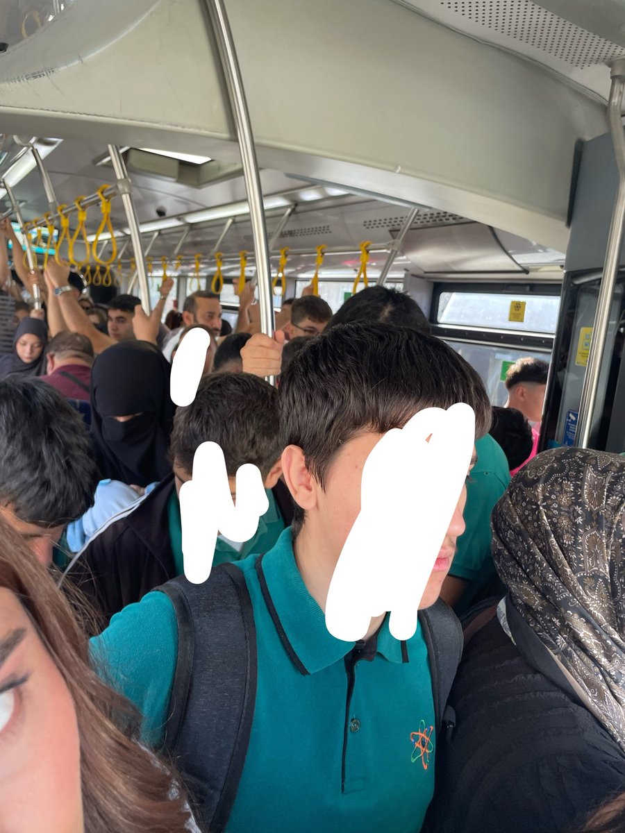 zerrin_8's tweet photo. Yeni eğitim öğretim dönemi başladı.Fakat yine ve yeniden ek seferler yok herkes üst üste.Özellikle 19YK gibi ağırlıklı olarak okula öğrenci götüren bir otobüsün seferinin 15-20 dk da bir gelmesi kadar saçmalık olamaz. @SancaktepeBeltr @alperyegin_ @IBBcozummerkezi https://t.co/XtQDm06MUv