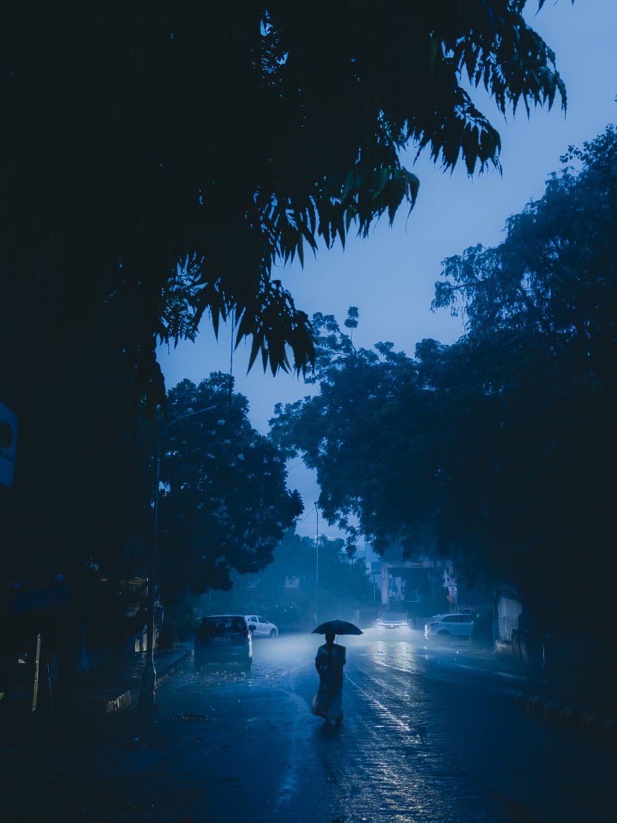 poserarcher's tweet photo. Rainy Ahmedabad ..I walked 45 mins to get perfect shots https://t.co/V6lPmBT5QW