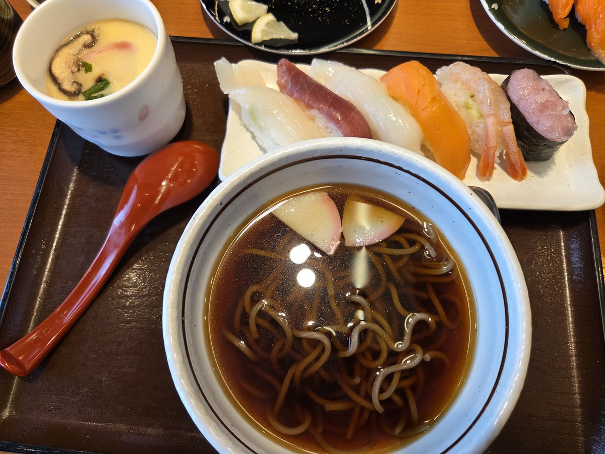 maki_ABC_sy's tweet photo. お昼ごはん✨
久しぶりのなごみ亭✨️✨️
函館サーモン美味ーい🍣
炙りえんがわ塩レモンも格別🎶
ここのお蕎麦もめっちゃ美味しいのよねー❤
 #なごみ亭
 #函館サーモン https://t.co/Tup74xlT6V