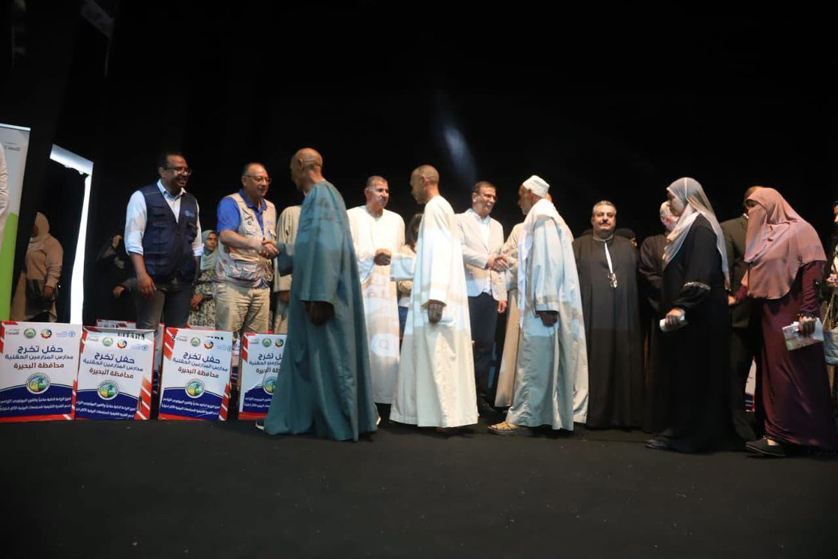 FAOEgypt's tweet photo. في احتفالية #عيد_الفلاح الـ74، وبحضور معالي السيد علاء فاروق وزير الزراعة، ومعالي د.جاكلين عازر محافظ البحيرة، شاركت@FAO في تخريج 50 👨‍🌾👩‍🌾 من المدارس الحقلية ضمن مشروع تعزيز الزراعة الذكية مناخيًا، إلى جانب توزيع عدد من المعدات الخفيفة لدعم المزارعين وتعزيز استدامة الإنتاج الزراعي https://t.co/ZtYnWfBEbZ