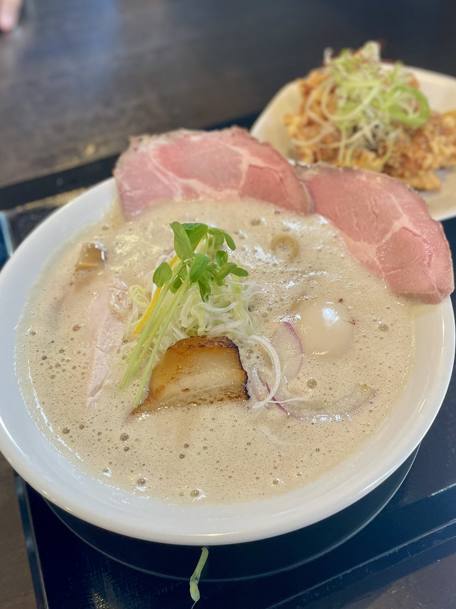 highwaystar706's tweet photo. きょうのらーめん(´・ω・｀)

流行りの濃厚鶏白湯系 https://t.co/gpM3dyFYpU
