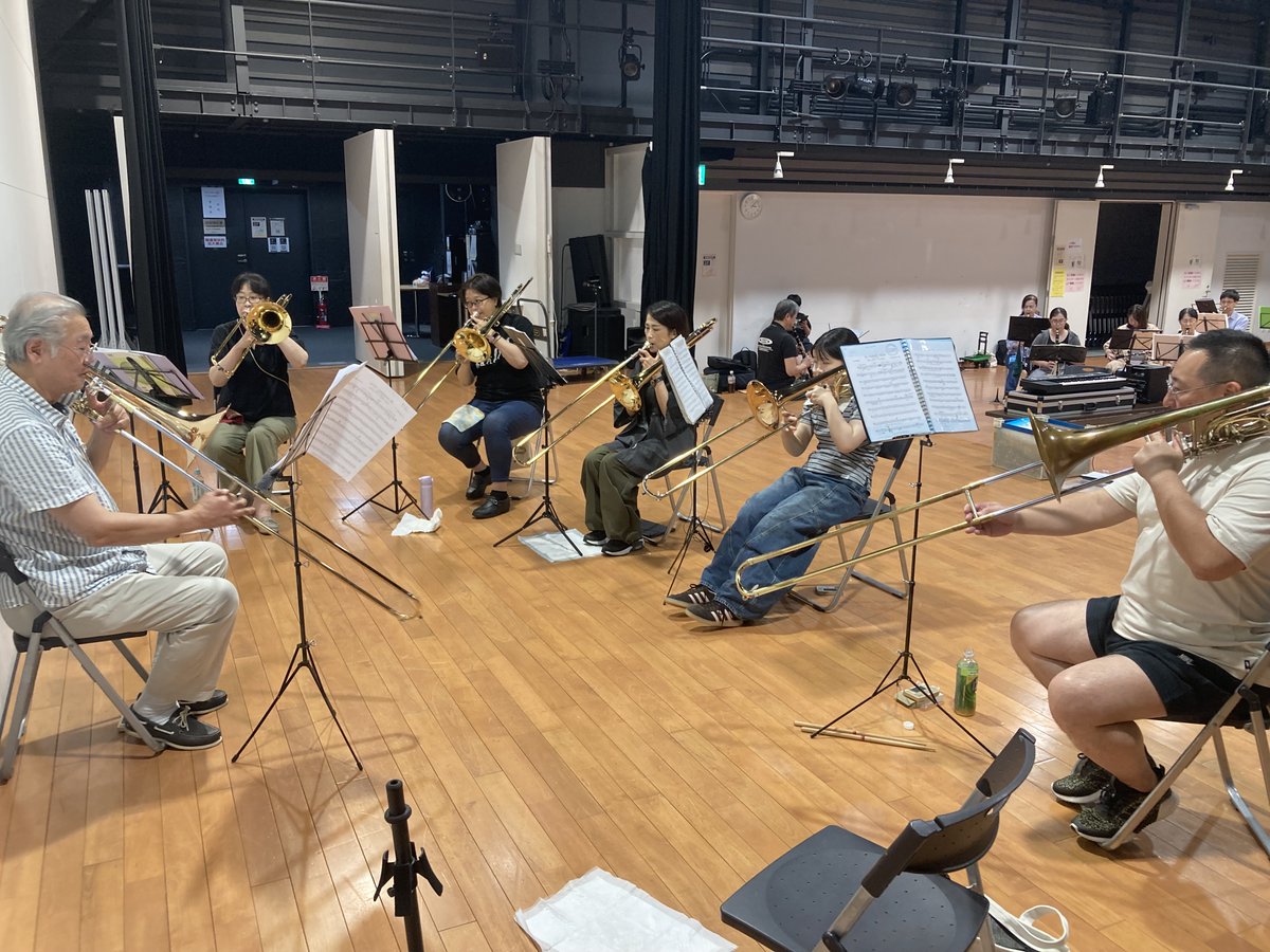 yws_brass's tweet photo. 【ブログ更新】
担当:コイズミ(パーカッション)
・いよいよ来週は定期演奏会!今日は個人・パート練習です🥁
・合宿で生まれ変わった私たち。しっかり己と向き合い最終調整🎺
・今日のオマケ。珍しいシンバルをご紹介します📀📀
#YWS 🤤
https://t.co/T33R5ZnoUx https://t.co/oKioM85nSK