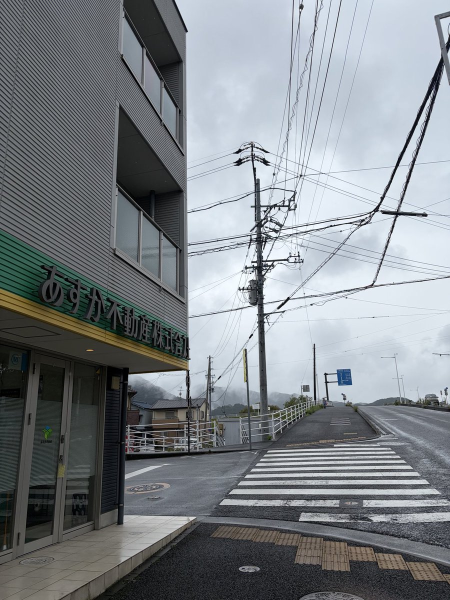 infoasuka's tweet photo. こんにちは！
静岡市葵区は先ほどからザッと強い雨が降ってきました☔️ お出かけ中の方は急な雨脚にご注意ください。
本日は注目の中古物件をご紹介！
なんと【約6帖の防音室】を備えたこだわりの一邸をお預かりしました。
楽器演奏や音楽鑑賞はもちろん、映画鑑賞や動画配信、静かなリモートワーク部屋としても大活躍する希少な空間です🎸🎬
趣味や仕事を思いきり楽しめる住まいをお探しの方、詳細はお気軽にお問い合わせください！
足元に気をつけて、午後からも張り切ってまいりましょう！

#あすか不動産株式会社
#防音室のある中古住宅
#不動産仲介
#不動産相続
#不動産買取