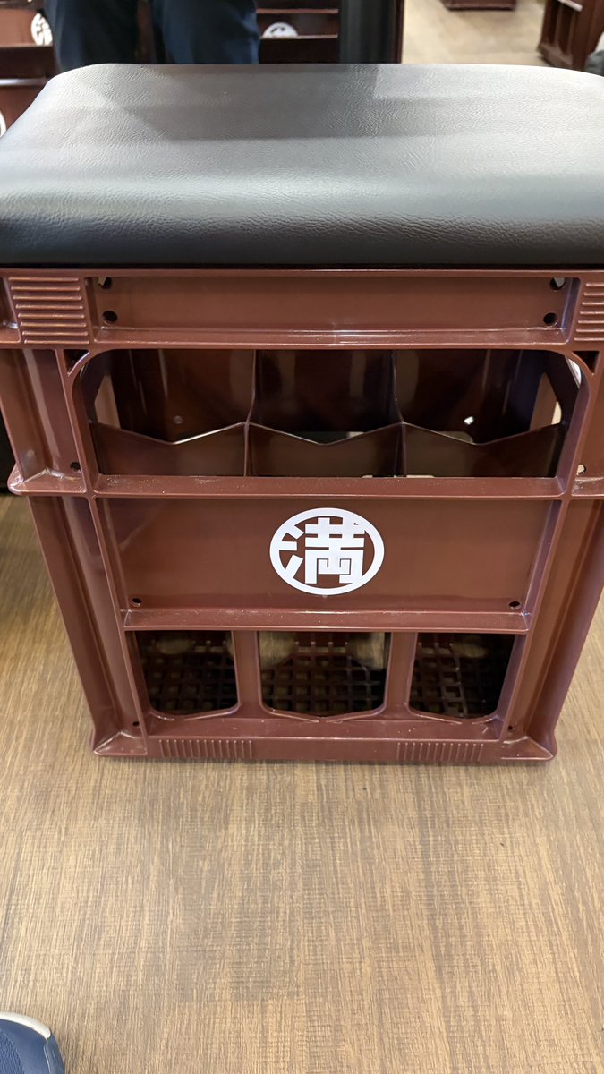 kiiroitoritani's tweet photo. 駅ナカ居酒屋で初ランチ。
種類もあるし、コスパ良し。
そして美味しい。

椅子がビールケースみたい。
ビリケンさんが迎えてくれます。

#和泉中央
#満マル https://t.co/7ET0v7C627