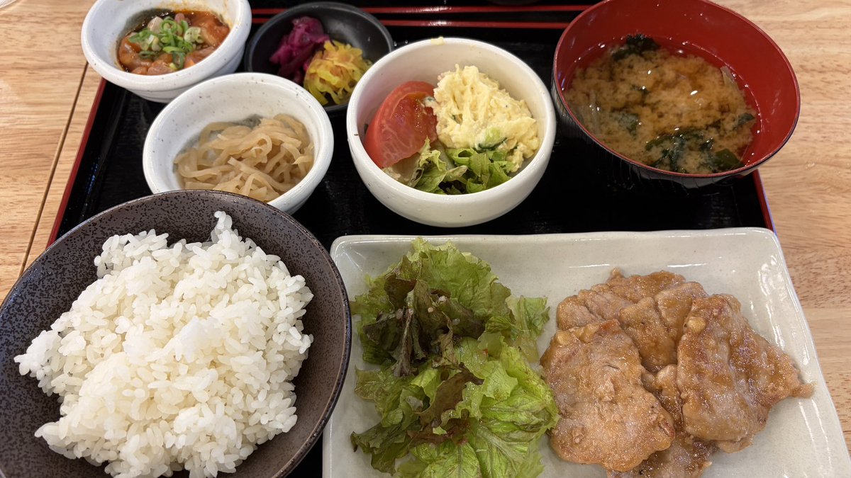 kiiroitoritani's tweet photo. 駅ナカ居酒屋で初ランチ。
種類もあるし、コスパ良し。
そして美味しい。

椅子がビールケースみたい。
ビリケンさんが迎えてくれます。

#和泉中央
#満マル https://t.co/7ET0v7C627
