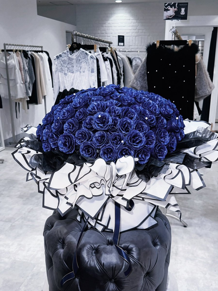 ___dreamchan___'s tweet photo. 梅田ESTであまりにも儚くて可愛いPOP UPスペース作れた🖤
今回は青薔薇🌹 https://t.co/5JcA2UsNn1