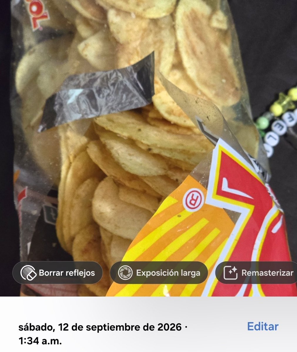 zaiftmendes's tweet photo. something super funny happened jajajajajaja i remember it and i die laughing fr 🤣 while they were singing dyflt, a vendor walked past the stage and jay asked the señor for some chips but the señor ignored him and kept walking jajajjaa so jay had to go back to singing jajaja but we stopped the señor and i told him to give jay whatever he wanted and i'd pay for it but he didn't want to jajajaja then the señor couldn't understand me and kept handing me everything except what jay was asking for, in the end i bought them but we couldn't give them to jay anymore because he went back to singing and couldn't hear us jajajajajja but don't worry jay i ate them at 1:30 in the morning so you wouldn't be left craving them 🤣🤣
#ONEPACT #원팩트 #ONEPACT_OUTSHINE #ONEPACT_OUTSHINEMEXICO