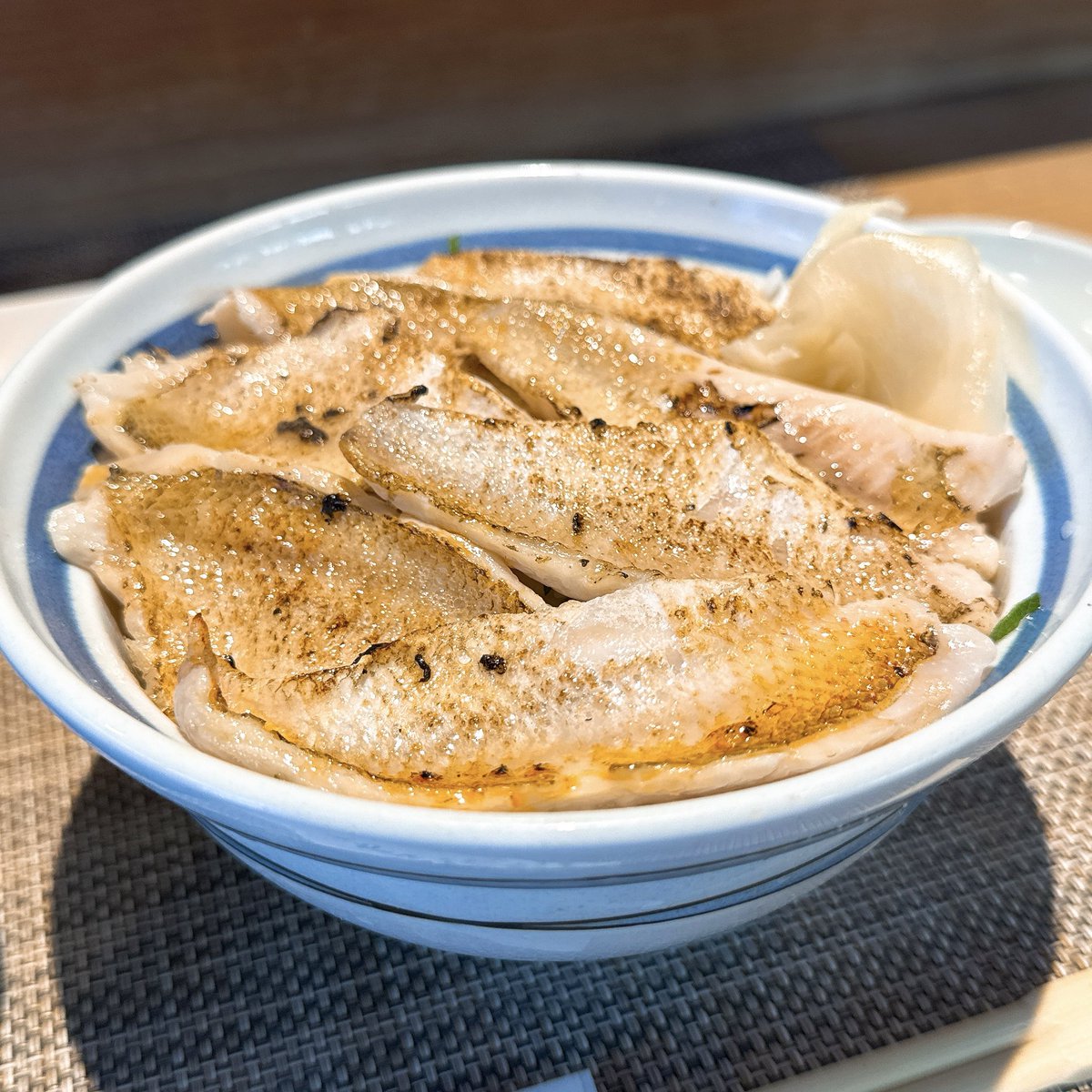 kuuneru_tabiru's tweet photo. リュウジへ、せかい鮨の「のどぐろ炙り丼」が脂のってて口の中でとろけて美味いぞ。この量かつ丼でのどぐろを食べる機会なんて人生で滅多にない… https://t.co/UZliXTVw52