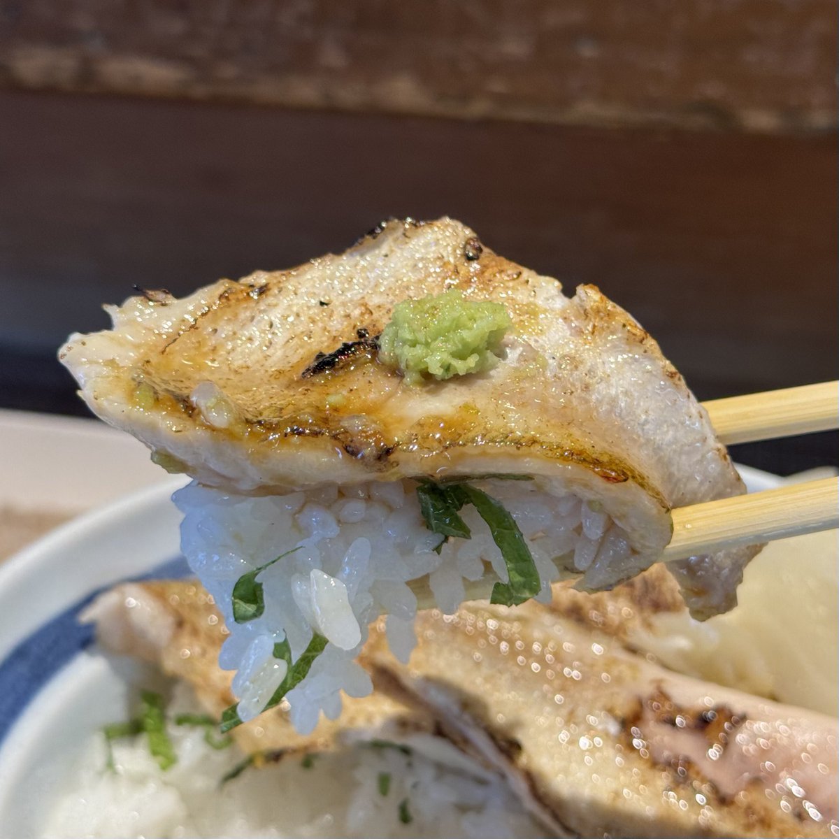 kuuneru_tabiru's tweet photo. リュウジへ、せかい鮨の「のどぐろ炙り丼」が脂のってて口の中でとろけて美味いぞ。この量かつ丼でのどぐろを食べる機会なんて人生で滅多にない… https://t.co/UZliXTVw52