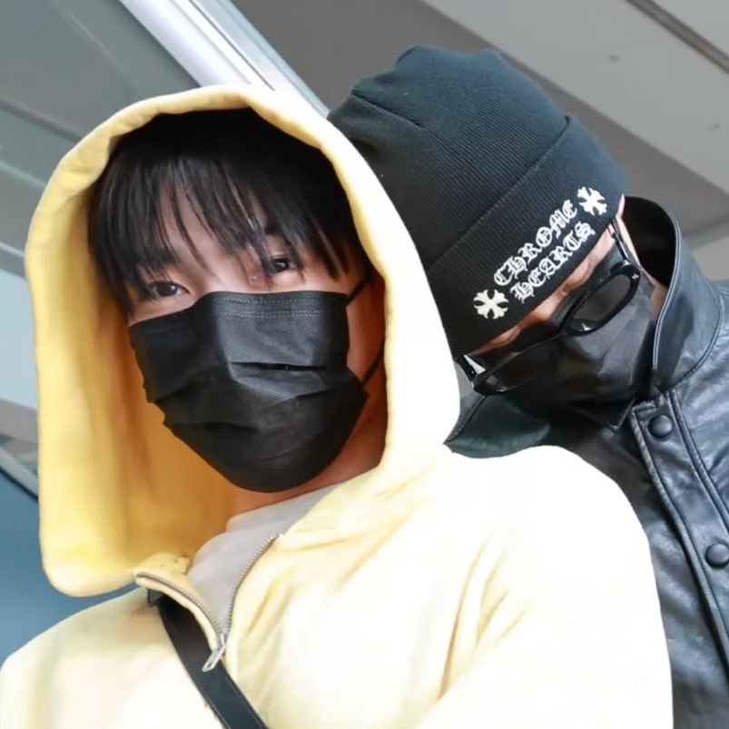 pang_hwa43's tweet photo. 남자 둘이 머리 콩 하는 거 뭐임? (웅성웅성)
                       둘이 사귀나봐.. (웅성웅성) https://t.co/m7Rzgue5ld