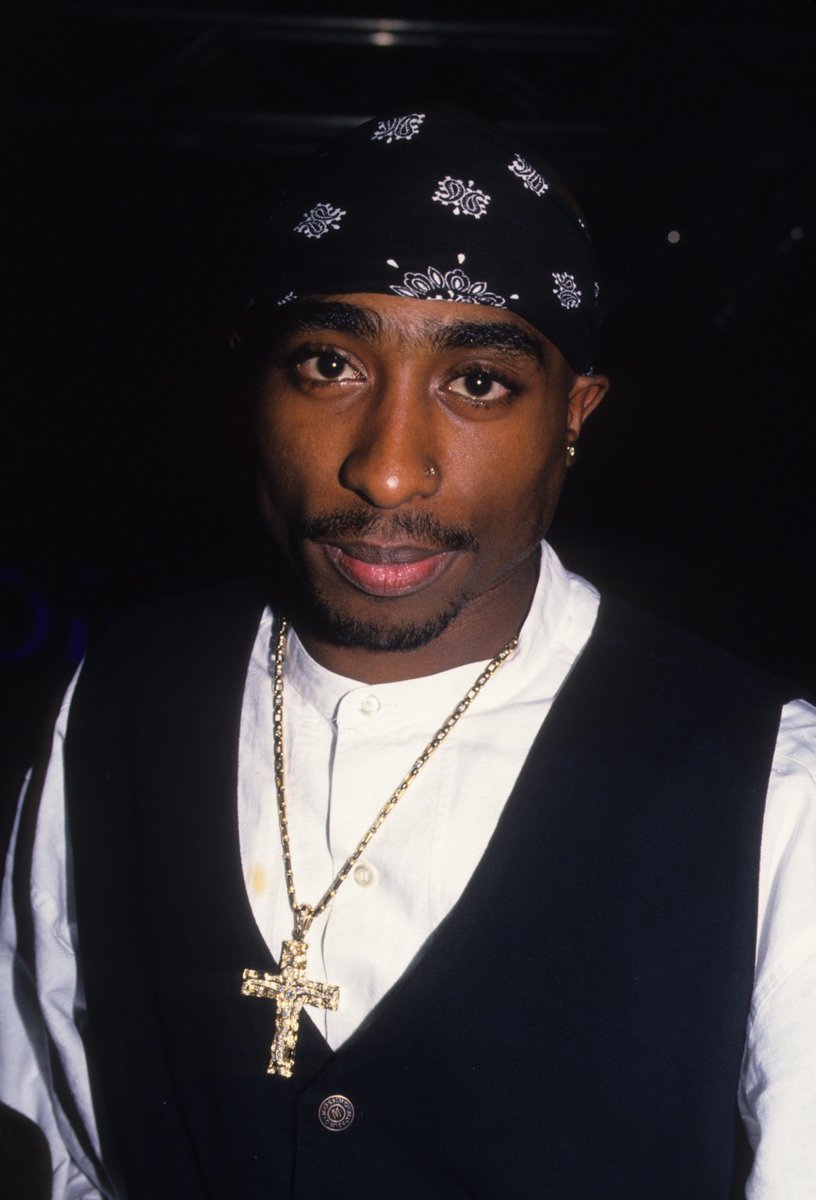 EsTendenciaEnX's tweet photo. ''2pac'':
Porque se cumplen 30 años de la muerte de Tupac Shakur, recibió 6 disparos, saliendo de ver pelear a Tyson, está fue su ultima foto, algo sabía, tenía 25 años https://t.co/pxnPV9Ha7c