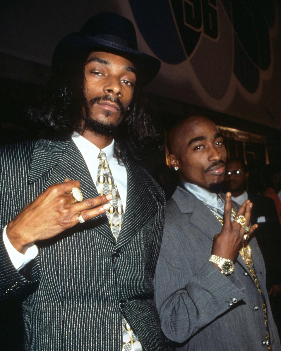 EsTendenciaEnX's tweet photo. ''2pac'':
Porque se cumplen 30 años de la muerte de Tupac Shakur, recibió 6 disparos, saliendo de ver pelear a Tyson, está fue su ultima foto, algo sabía, tenía 25 años https://t.co/pxnPV9Ha7c