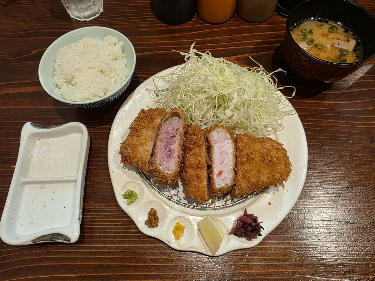 chuki_zaru's tweet photo. いいかい学生さん、トンカツをな、トンカツをいつでも食えるくらいになりたかったんですが、2,000円越えるメニューばかりでお財布が空になりました https://t.co/QD9j9AgPDR