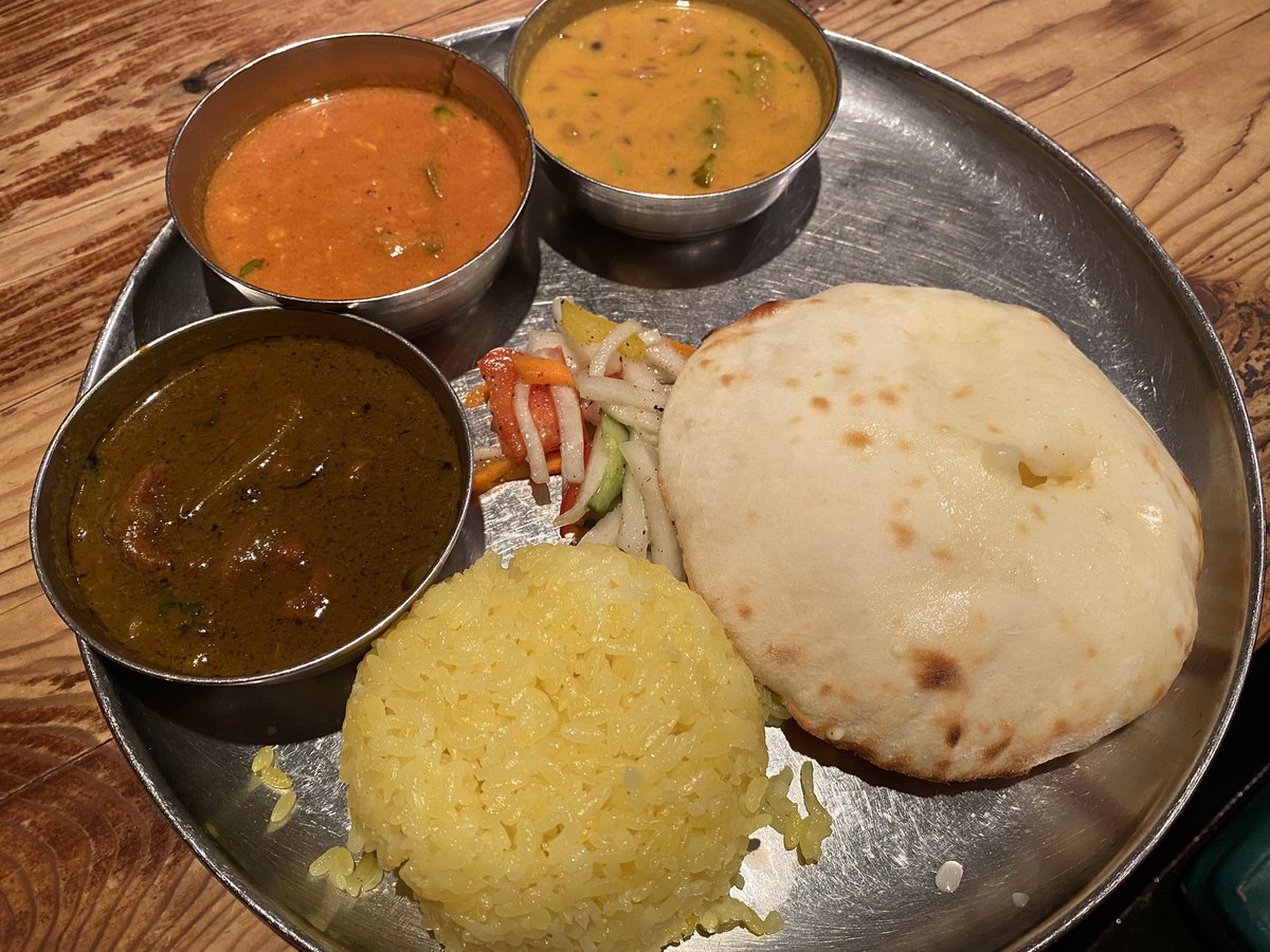 takgourmet's tweet photo. 銀座グルガオンで3色カレー。

昼からチーズクルチャを決めてきました！

日替り辛口のマトン＆なすをグルチャで、豆＆オクラはご飯で美味しくいただいて、幸福度爆上がりです♪

今日も大満足☺️

#スパイス https://t.co/QY34eLDrgM