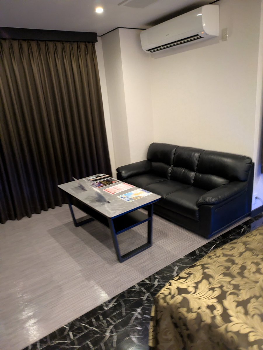 komusubi6151's tweet photo. 最大22時間滞在できるホテルMOJIへ宿泊。
お部屋からは海も見える。

映画ラストサバイバーを鑑賞して、お土産ポップコーン買ってジャンクパーティー🎉🍿

ゆっくりと楽しい時間を過ごしました\( ´ω` )/

 #ホテルMOJI
 #ラストサバイバー
 #月見バーガー https://t.co/9qFClpdaXY