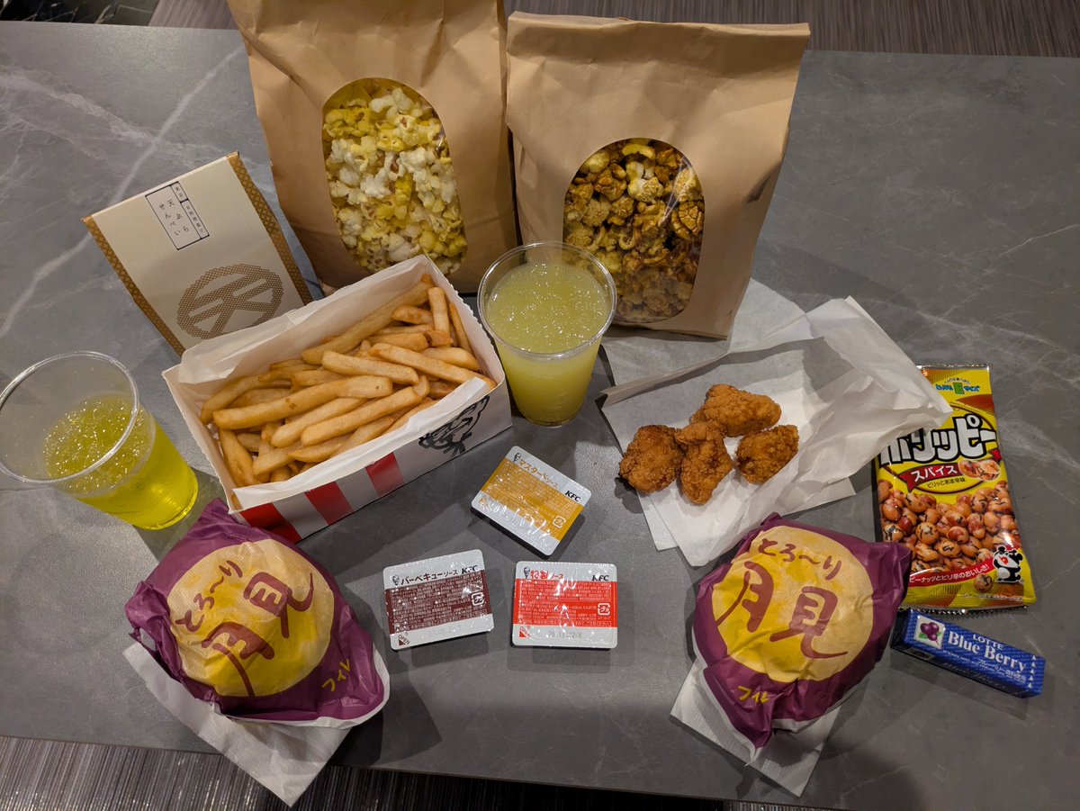 komusubi6151's tweet photo. 最大22時間滞在できるホテルMOJIへ宿泊。
お部屋からは海も見える。

映画ラストサバイバーを鑑賞して、お土産ポップコーン買ってジャンクパーティー🎉🍿

ゆっくりと楽しい時間を過ごしました\( ´ω` )/

 #ホテルMOJI
 #ラストサバイバー
 #月見バーガー https://t.co/9qFClpdaXY