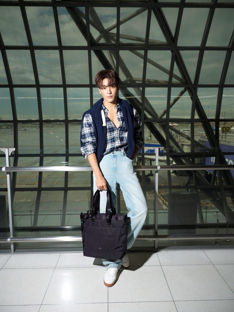 Siam_Paragon's tweet photo. “จุง อาเชน” (@ChenRcj) เตรียมออกเดินทางสู่บาหลี ประเทศอินโดนีเซีย เพื่อร่วมงานสุดเอ็กซ์คลูซีฟ “Club Lacoste Bali Event” เปิดตัว Padel Court แห่งใหม่ ณ โรงแรม W Bali – Seminyak ในวันที่ 12 กันยายน 2569 เวลา 14.00 น. (ตามเวลาท้องถิ่นบาหลี)

สำหรับลุคเดินทางครั้งนี้ จุงถ่ายทอดสไตล์ Sport Casual ในแบบฉบับ Lacoste ด้วยเสื้อเชิ้ตลายตารางสีกรม เลเยอร์ด้วยสเวตเตอร์ไหมพรมพาดไหล่ แมตช์กับยีนส์ฟอกสีฟ้าอ่อน พร้อมคอมพลีตลุคด้วยสนีกเกอร์สีขาวและ Tote Bag สีดำ สะท้อนภาพลักษณ์หนุ่มยุคใหม่ที่ดูเท่และเนี้ยบได้อย่างลงตัว

แฟนๆ ชาวไทยอัปเดตคอลเลกชันใหม่ล่าสุดได้ที่ Lacoste, Paragon Department Store, ชั้น 2, สยามพารากอน

JOONG LACOSTE IN BALI

#Lacoste #LacosteTH @Lacoste
#LacosteXJoong #JoongArchen 
#SiamParagon