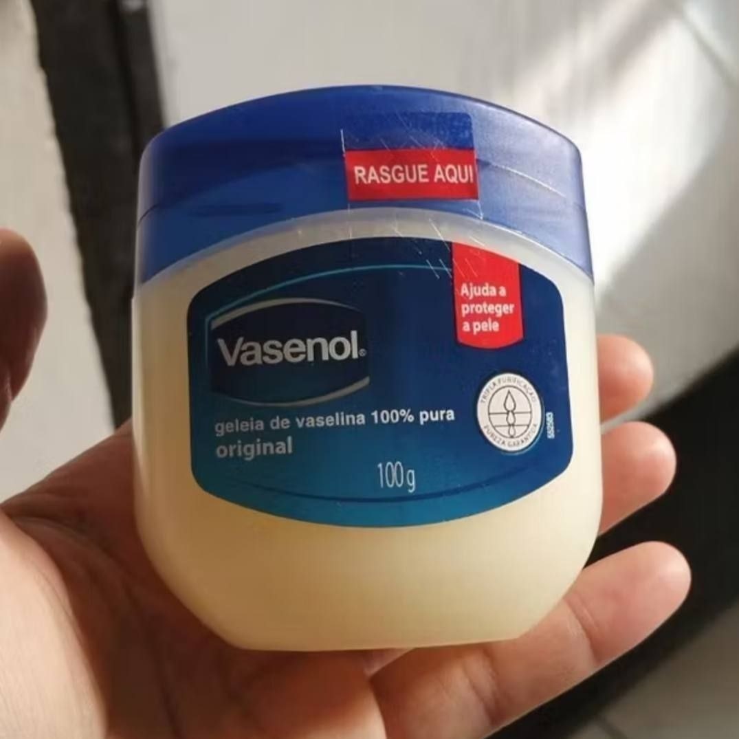 sthen_'s tweet photo. DIQUINHA DE MILHÕES 🥹💖

Geleia De Vaselina Vasenol Original 100g

💸 por R$ 16,79

🎟Use o cupom: 30% Moda &amp; Beleza https://t.co/XGaHsa6Frf

🛍 𝗖𝗢𝗠𝗣𝗥𝗘 𝗔𝗤𝗨𝗜: https://t.co/FEOFuO1zqq

Passem na pele antes do perfume!! Fixa o dia INTEIRO e hidrata absurdamente bem 😱😱 https://t.co/Ghxmwesarv