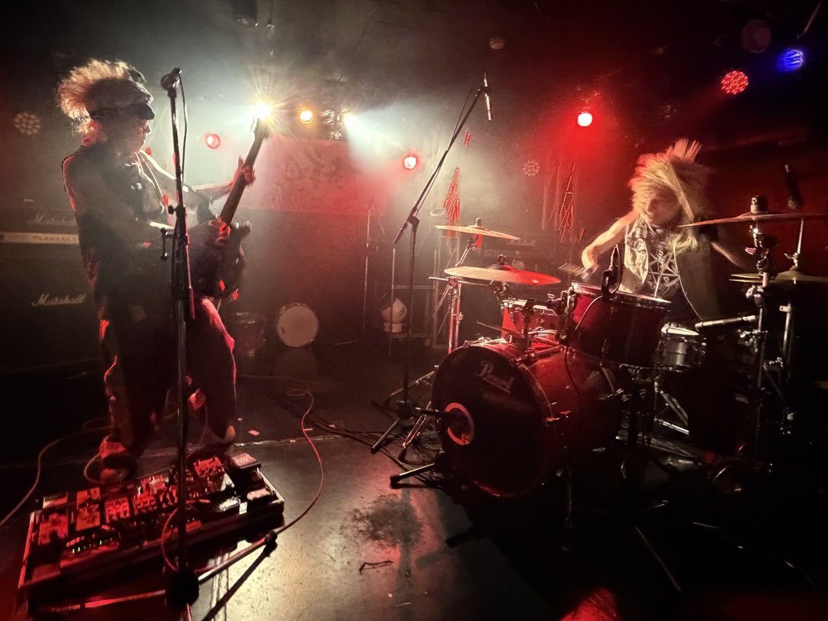 TORUxxx_gtr's tweet photo. ドラマーCHARGEEEEEE…との音交は楽しすぎて40分ノンストップインプロデストロイ！変幻自在に音変化、二度と再現不能な音の乱交は面白い！インプロデストロイ！ネクストは11/15(sun)上野音横町で演りますので詳細をお楽しみに！是非会場で体感してほしいです♪ https://t.co/jg1MwutCr9