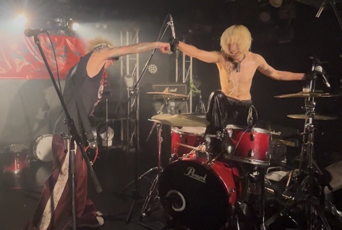 TORUxxx_gtr's tweet photo. ドラマーCHARGEEEEEE…との音交は楽しすぎて40分ノンストップインプロデストロイ！変幻自在に音変化、二度と再現不能な音の乱交は面白い！インプロデストロイ！ネクストは11/15(sun)上野音横町で演りますので詳細をお楽しみに！是非会場で体感してほしいです♪ https://t.co/jg1MwutCr9