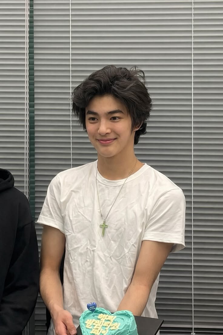 keoniesjl's tweet photo. keonho growing his hair out again??? PLEASE LET THIS ERA RETURN 😭 JEBALLL
 #KeonhoOneChanceLangAkoNaBahalaMagMoveOnForTenYears https://t.co/TgMvAaBUpn
