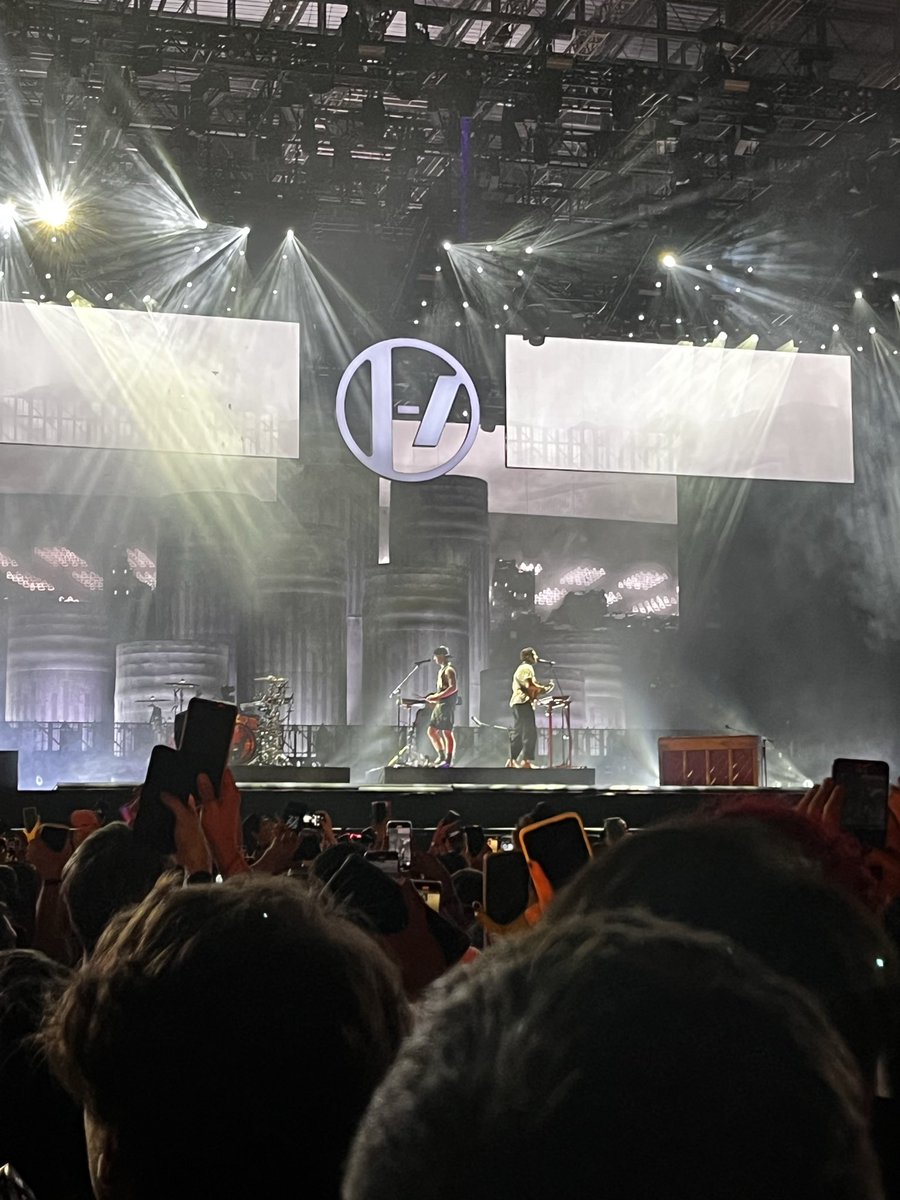 pretrinix's tweet photo. Em pensar que esse ano eu estou assistindo os divos pelo notebook, mas ano passado eu pude presenciar ao vivo🥹.

#twentyonepilots
#rockinrio
#multishow https://t.co/cjOZYNluqs