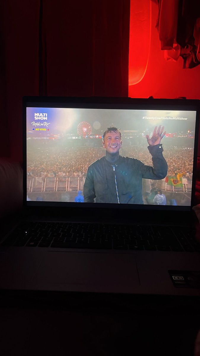 pretrinix's tweet photo. Em pensar que esse ano eu estou assistindo os divos pelo notebook, mas ano passado eu pude presenciar ao vivo🥹.

#twentyonepilots
#rockinrio
#multishow https://t.co/cjOZYNluqs