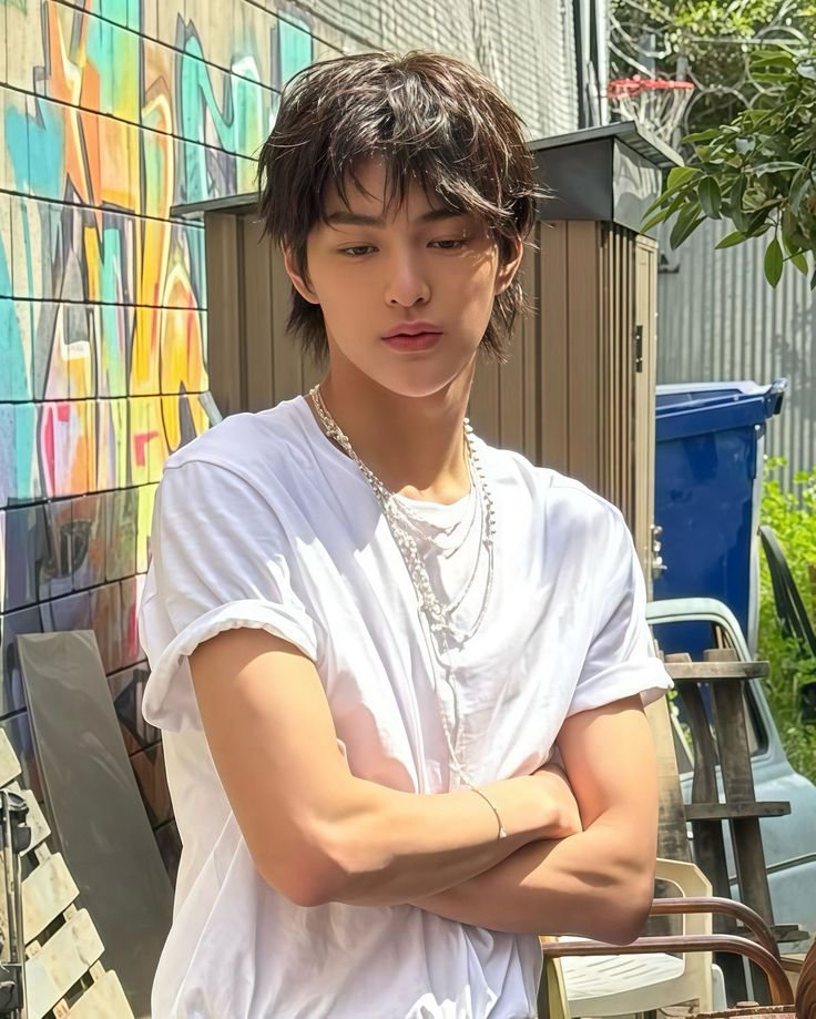keoniesjl's tweet photo. keonho growing his hair out again??? PLEASE LET THIS ERA RETURN 😭 JEBALLL
 #KeonhoOneChanceLangAkoNaBahalaMagMoveOnForTenYears https://t.co/TgMvAaBUpn