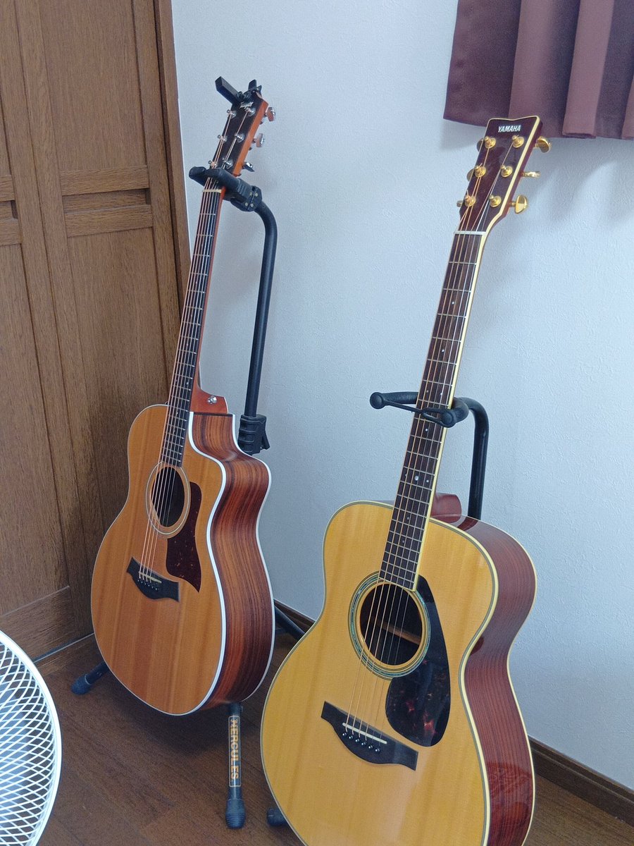 yO2RKJZ84D3NTuN's tweet photo. 発表会はテイラーかYAMAHAのギター、どっちかで出るかまだ迷ってる。テイラーもいいんだが、月光弾いてる時は、YAMAHAのギター、凄く気持ちよいんだよね。ホールでは綺麗に響きそうなんだよなー…🤔 https://t.co/hJmy4zSX0f