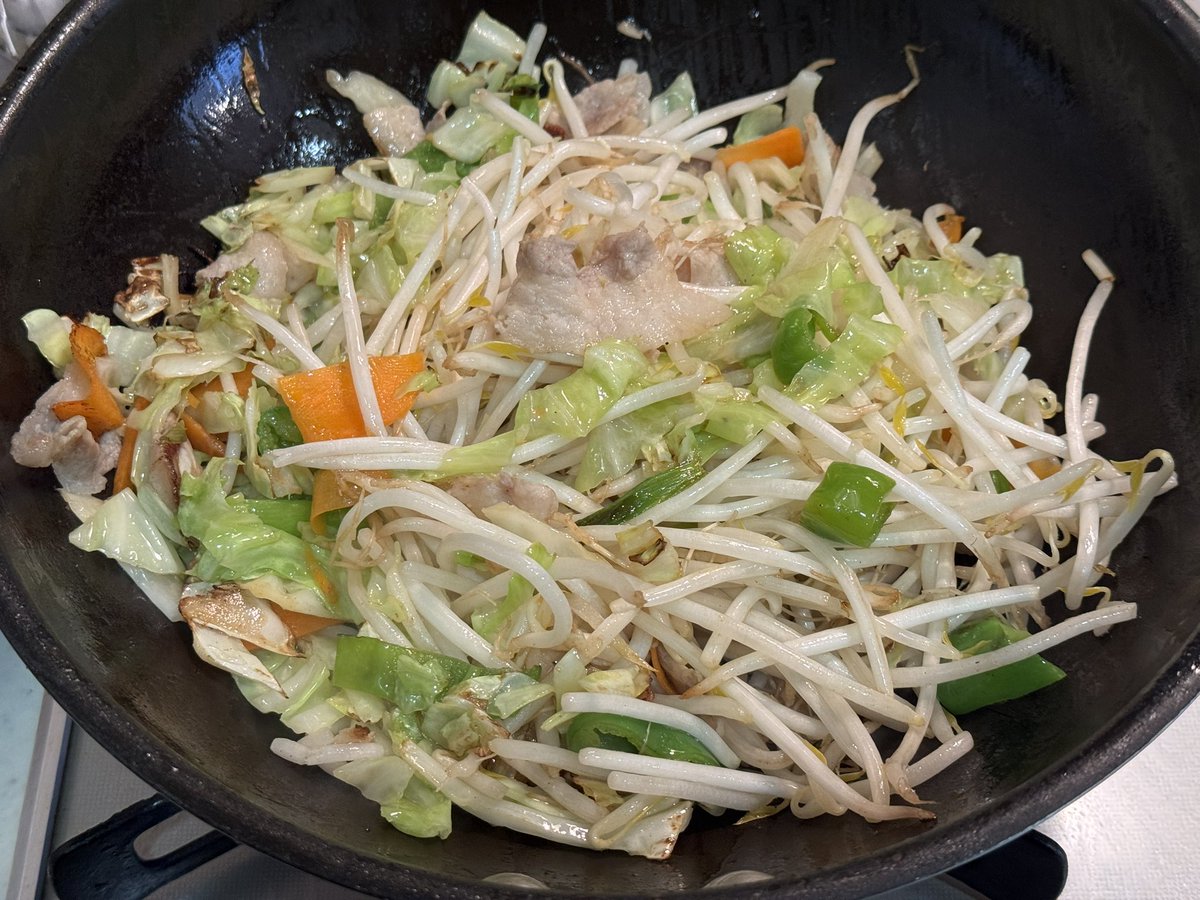 inadashunsuke's tweet photo. 野菜炒めは中火でゆっくり。
もやしだけ仕上がり間際に入れて、殺菌できる程度に加熱。
もやしさえシャキシャキしていれば、人は
「この野菜炒シャキシャキだ！」
と錯覚するのです。 https://t.co/jBouscdT2Z