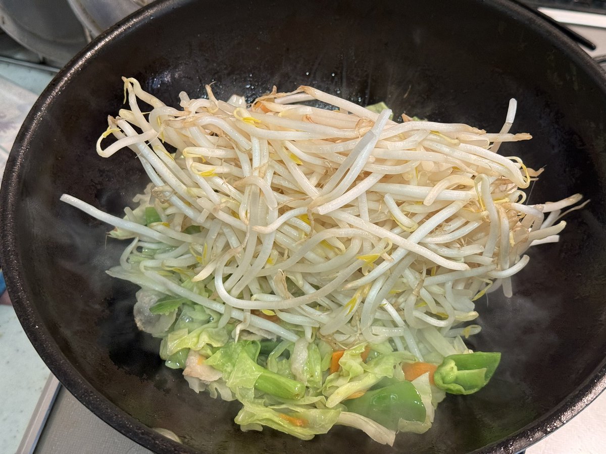 inadashunsuke's tweet photo. 野菜炒めは中火でゆっくり。
もやしだけ仕上がり間際に入れて、殺菌できる程度に加熱。
もやしさえシャキシャキしていれば、人は
「この野菜炒シャキシャキだ！」
と錯覚するのです。 https://t.co/jBouscdT2Z