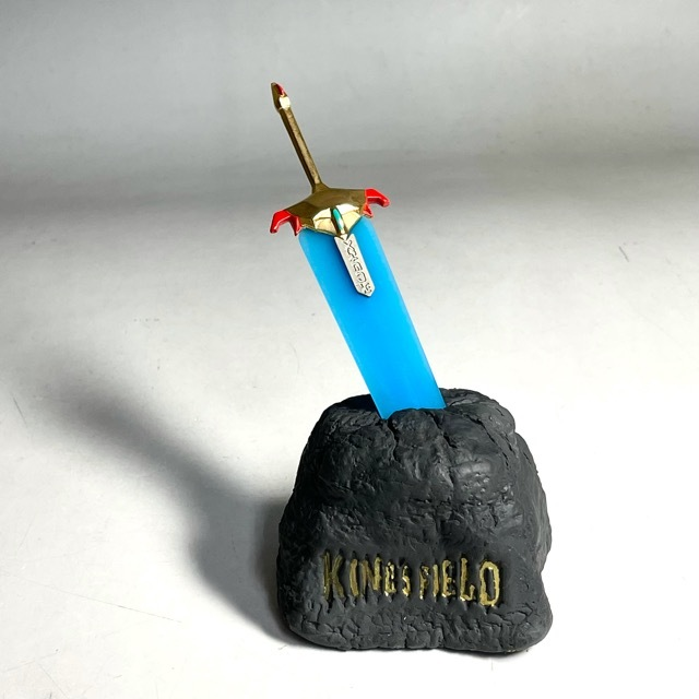 GintoGate's tweet photo. #fromsoftware #kingsfield
I stumbled upon this cute envelope cutter while reading interviews about King's Field. It's a 1/10 size replica of the Moonlight Sword! https://t.co/Q8R4bQ8H7N
