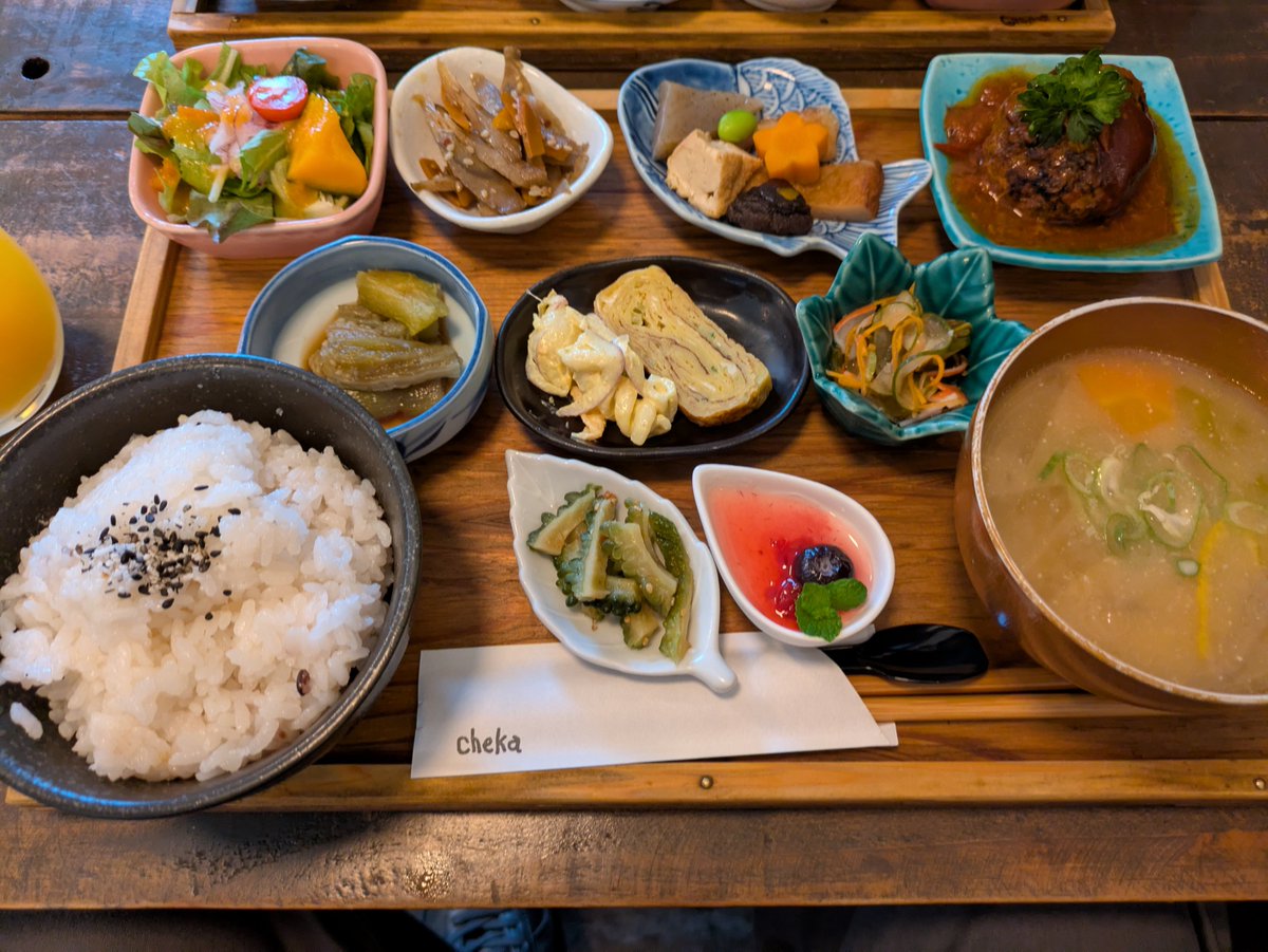 komusubi6151's tweet photo. 続いて門司探索でのご飯。
お昼はcheka
この小鉢の量！メッチャ美味しい
2階席もあるんだけど階段が直立に近いから女性の方はヒールは厳禁です。

からのカフェ リベルテ
もぅ内装がオシャレ。そして濃厚なパンナコッタとレアチーズケーキ。
これまた美味い！

 #cheka
 #カフェリベルテ
 #門司探索 https://t.co/bgnCrHPXKj