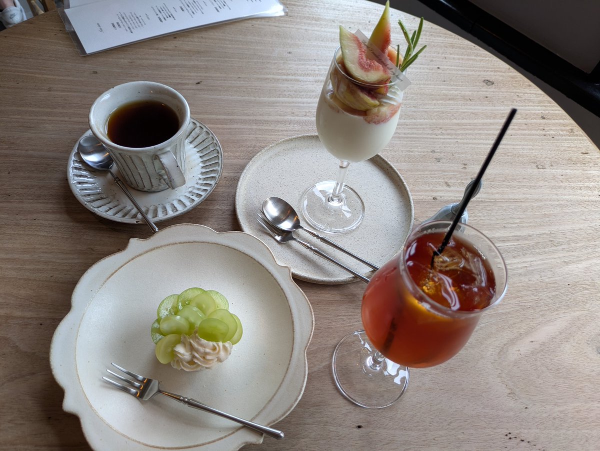 komusubi6151's tweet photo. 続いて門司探索でのご飯。
お昼はcheka
この小鉢の量！メッチャ美味しい
2階席もあるんだけど階段が直立に近いから女性の方はヒールは厳禁です。

からのカフェ リベルテ
もぅ内装がオシャレ。そして濃厚なパンナコッタとレアチーズケーキ。
これまた美味い！

 #cheka
 #カフェリベルテ
 #門司探索 https://t.co/bgnCrHPXKj