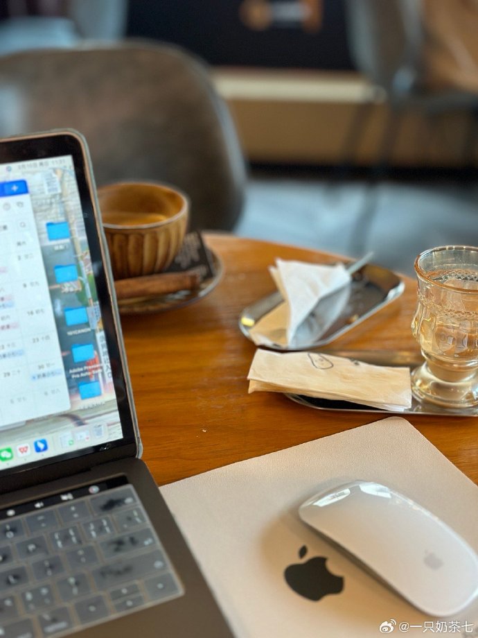 CamelliaDubmdi's tweet photo. Just wrapped up a 2-hour client sync, grabbed my 3rd iced latte of the day, and finally got that pending report into the inbox — small wins make the workday feel right! https://t.co/mxQAXfTbhR