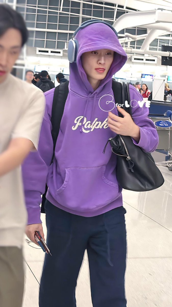 ikonypncfc's tweet photo. mark langsung otw ke korea soalnya si ntik abis berubah jadi blonde🤤🤤🤤 https://t.co/SnSANKmrCs