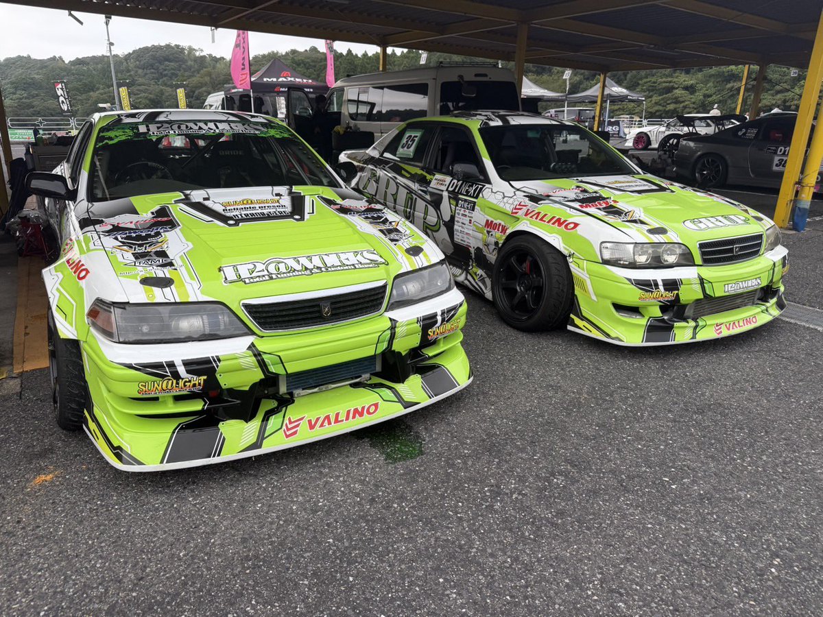 H2__WORKS's tweet photo. D1NEXT茂原サーキット！
参加された選手の皆様、お客様、運営の方々お疲れ様でした☺️

結果は11位でしたが、上手い方々と走らせてもらって色々勉強になった大会でした🙇‍♂️
茂原は追走が難しい！！もっと走りたくなるサーキットでした！
走らせ方の悪いところと車の悪いところも明確に分かってるので修正してまたチャレンジします💪
改めてサポートしてくださってるスポンサー様、応援してくれたお客様ありがとうございました！
サポートしてる上地選手も一次予選通過目標も達成したので、次は更に上へ行ってくれるはず！

そして来週9月20日は富士スピードウェイで開催の天下統一に参加します！
参加者も豪華だし、ギャラリーも沢山来るイベントなので絶対楽しいですよー😃
皆さん現地で会いましょう！